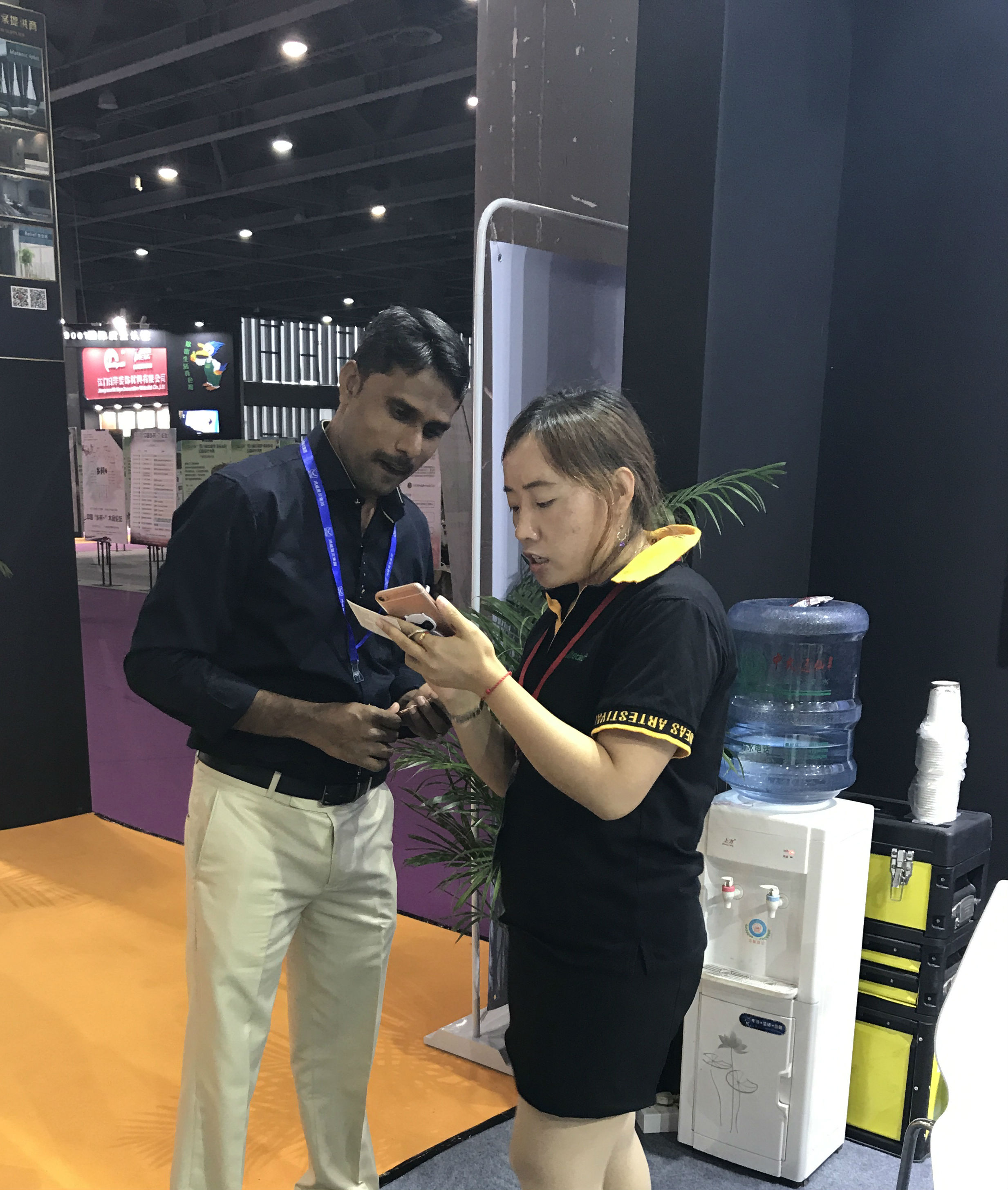 GIOVANNI喬瓦尼藝術(shù)涂料現(xiàn)場咨詢客戶 GIOVANNI喬瓦尼藝術(shù)涂料現(xiàn)場咨詢客戶