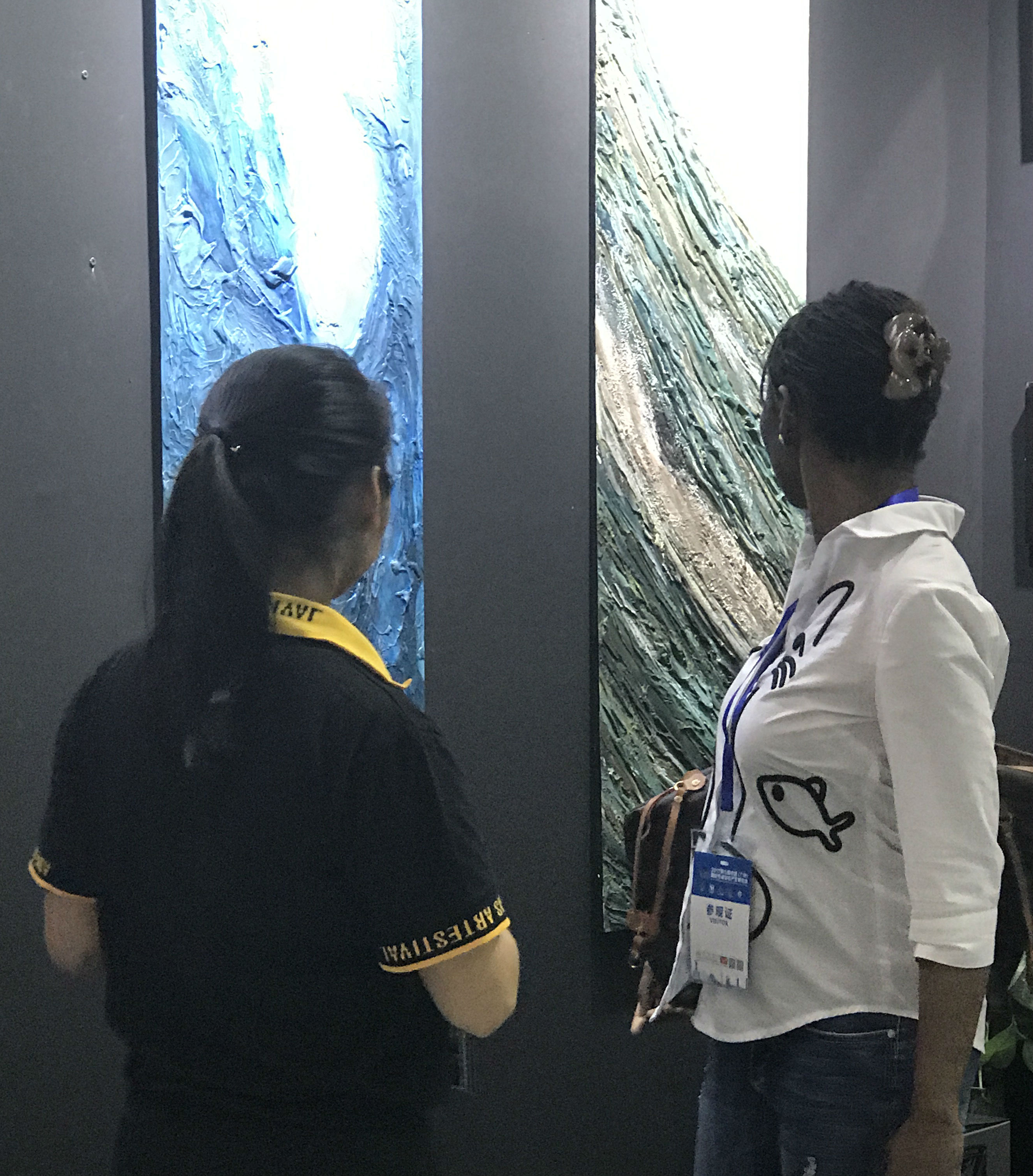 南非的女設(shè)計(jì)師對GIOVANNI喬瓦尼藝術(shù)涂料展開**的了解 南非的女設(shè)計(jì)師對GIOVANNI喬瓦尼藝術(shù)涂料展開**的了解