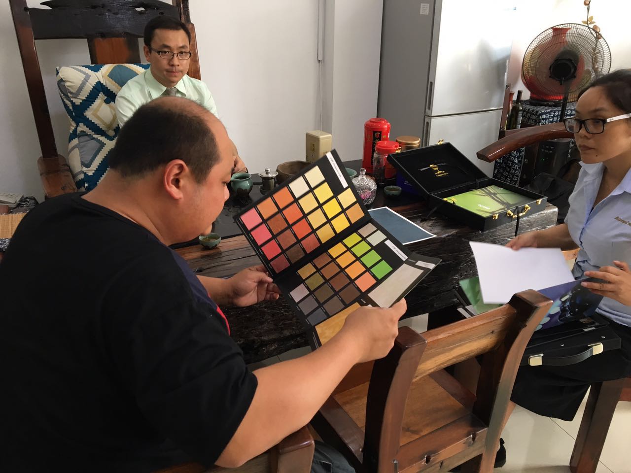 馬來西亞客戶詳細的了解GIOVANNI喬瓦尼藝術(shù)涂料產(chǎn)品體系 馬來西亞客戶詳細的了解GIOVANNI喬瓦尼藝術(shù)涂料產(chǎn)品體系