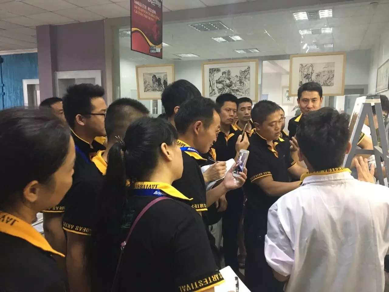 GIOVANNI喬瓦尼藝術(shù)涂料工程師現(xiàn)場講解及演示 GIOVANNI喬瓦尼藝術(shù)涂料工程師現(xiàn)場講解及演示