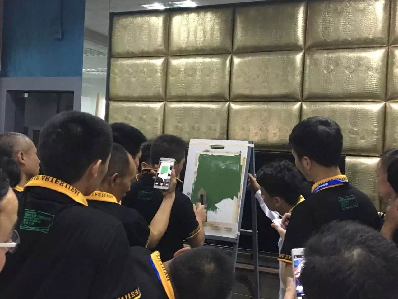 GIOVANNI喬瓦尼藝術(shù)涂料工程師現(xiàn)場講解及演示 GIOVANNI喬瓦尼藝術(shù)涂料工程師現(xiàn)場講解及演示