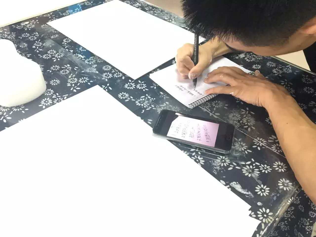 GIOVANNI喬瓦尼藝術(shù)涂料培訓(xùn)中學(xué)員認(rèn)真做筆記 GIOVANNI喬瓦尼藝術(shù)涂料培訓(xùn)中學(xué)員認(rèn)真做筆記